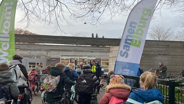 Fietsverlichting controle door de boa's en wethouder Lennart Oosterloo