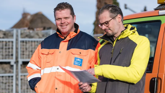 Werken bij Elburg, 2 medewerkers zijn in gesprek