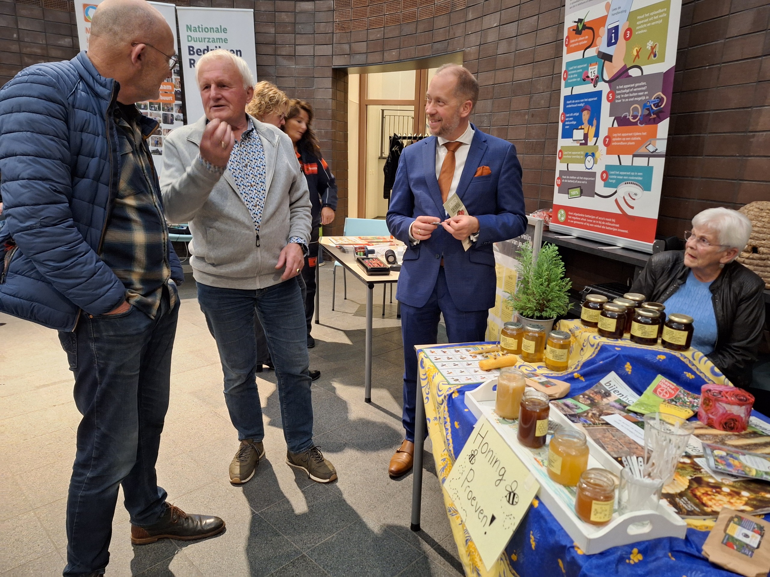 Burgemeester Jan Nathan Rozendaal deelde zijn enthousiasme over bijenhouden bij de stand van de lokale imker