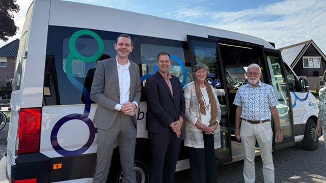 De 300.000e reiziger die gebruik maakt van de buurtbus mevrouw Van de Wetering samen met wethouder Martijn Kerkmans en wethouder Oosterloo