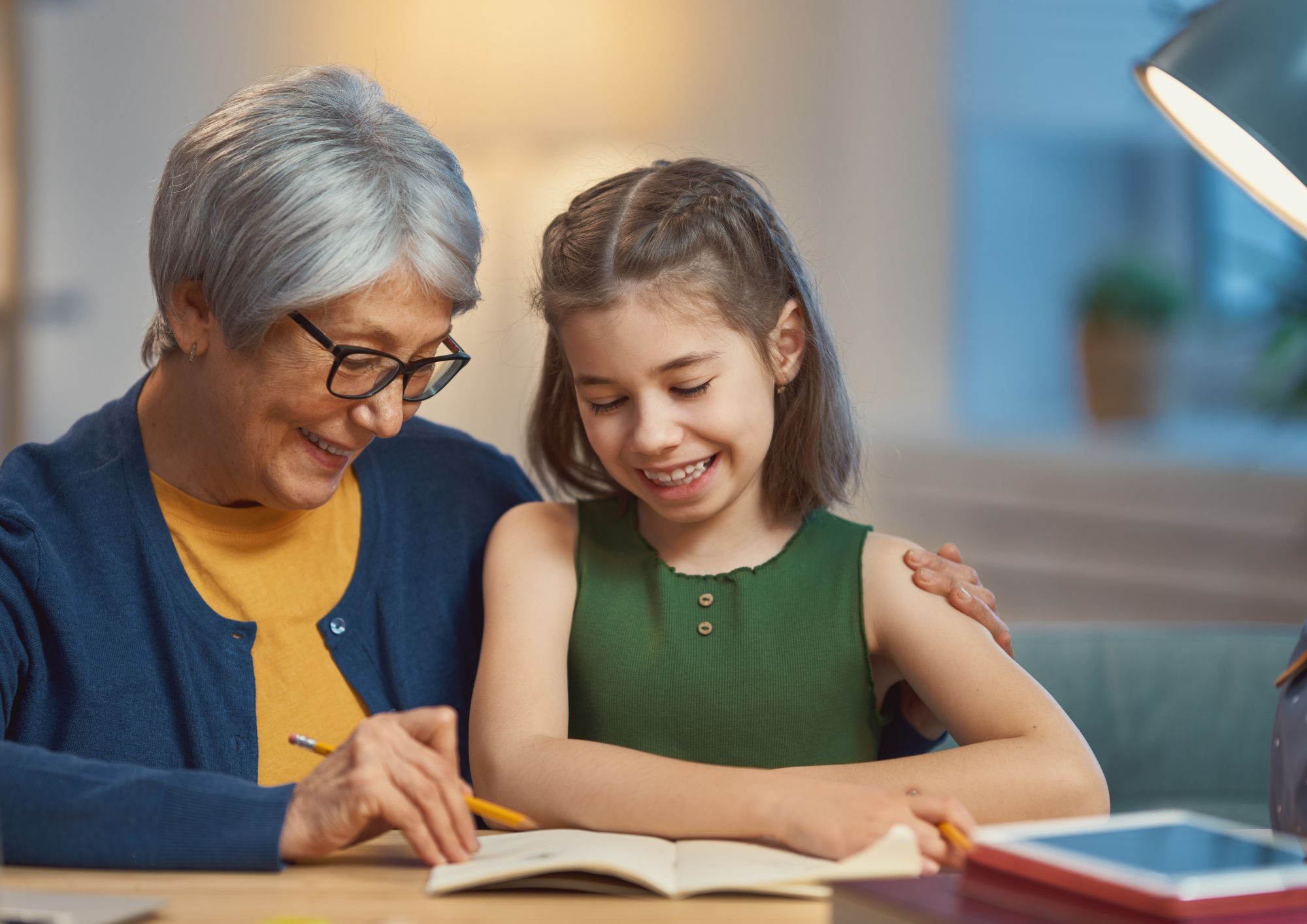 Een vrijwilliger leest voor aan een kind