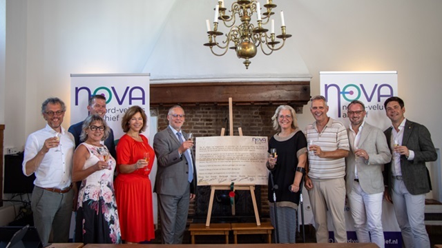 Bestuur van het Noord-Veluws Archief proost op de ondertekende oorkonde voor de oprichting van de nieuwe archiefdienst op 1 juli 2025. [Noord-Veluws Archief]