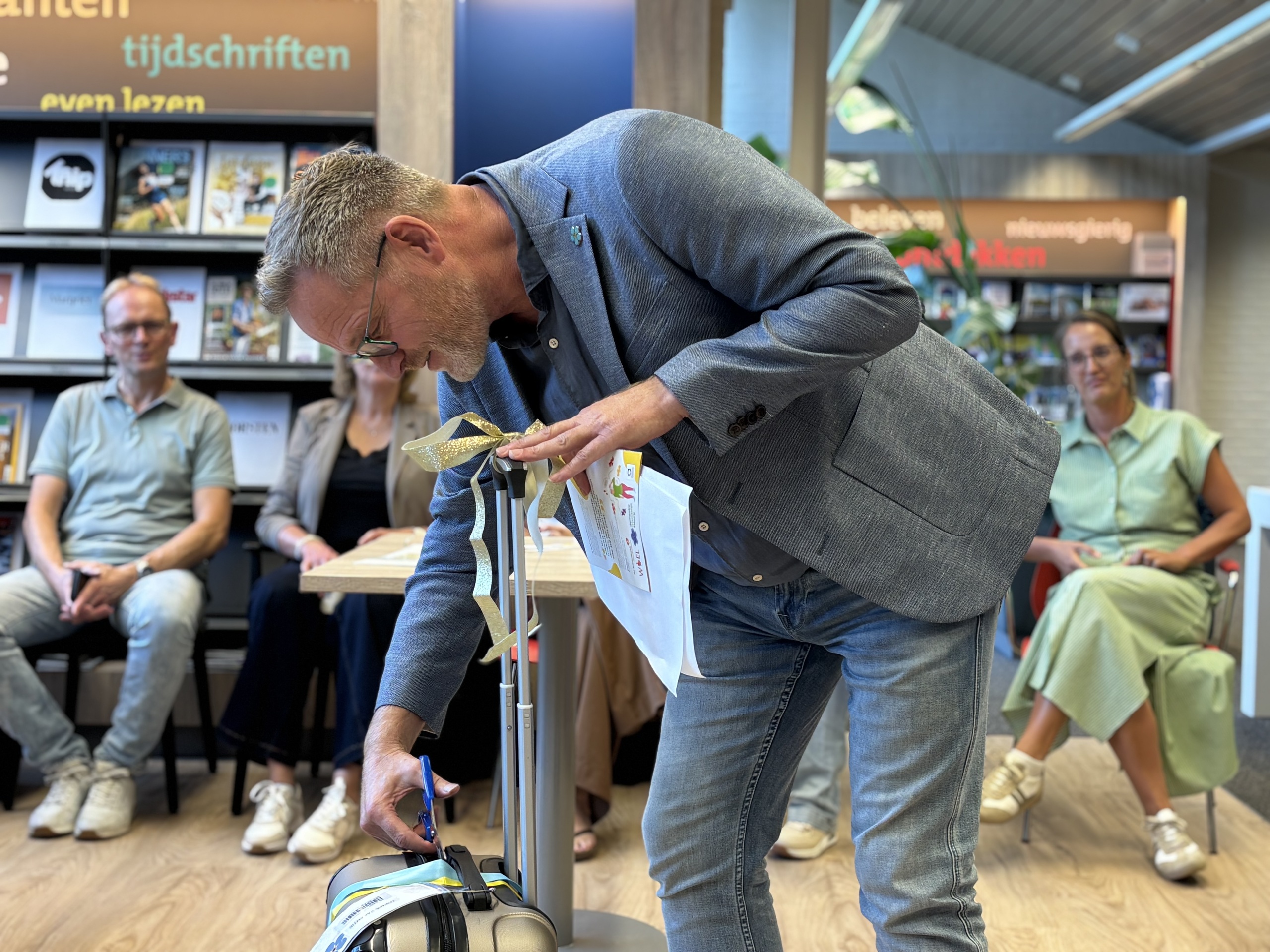 De Dementheek is geopend in Bibliotheek Elburg door wethouder Gaynor