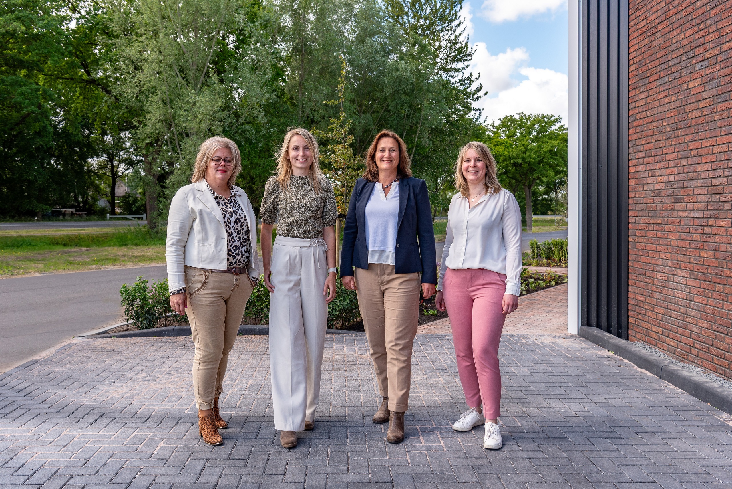 Groepsfoto met accountmanager ondernemers Anique de Groot, medewerker recreatie en toerisme Melissa Brouwer, Werkmakelaar Nelleke Engeltjes en beleidsadviseur economie Monique de Mul