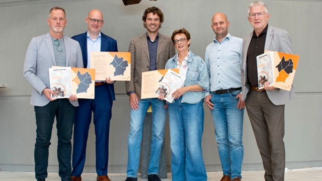 Overhandiging meerjarenbeleidsplan Bibliotheek Noord-Veluwe aan betrokken gemeenten