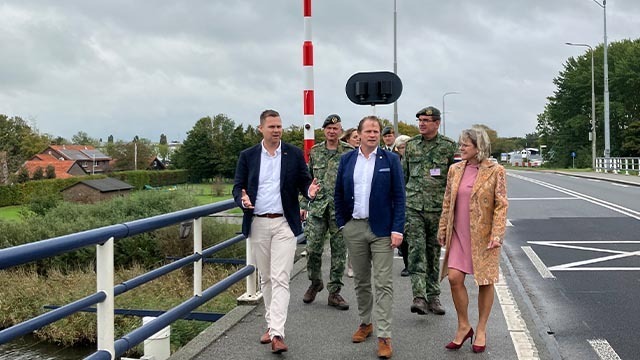 Tijdens een eerder bezoek in oktober toonde wethouder Lennart Oosterloo aan staatssecretaris de Elburgerbrug