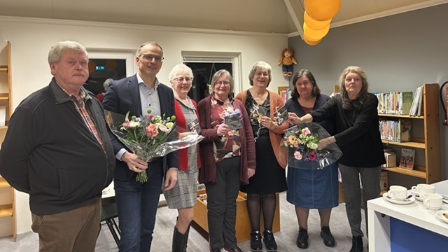 Wethouder Anjo Simonse overhandigd bloemen aan de medewerkers van de vernieuwde bibliotheek in de Hoge Enk