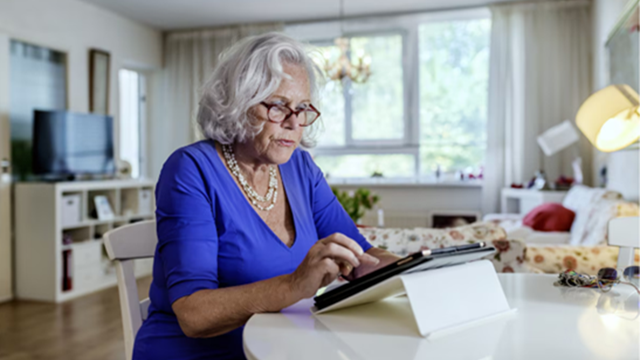 Ouderen die digitaal, financieel en veilig ouder worden
