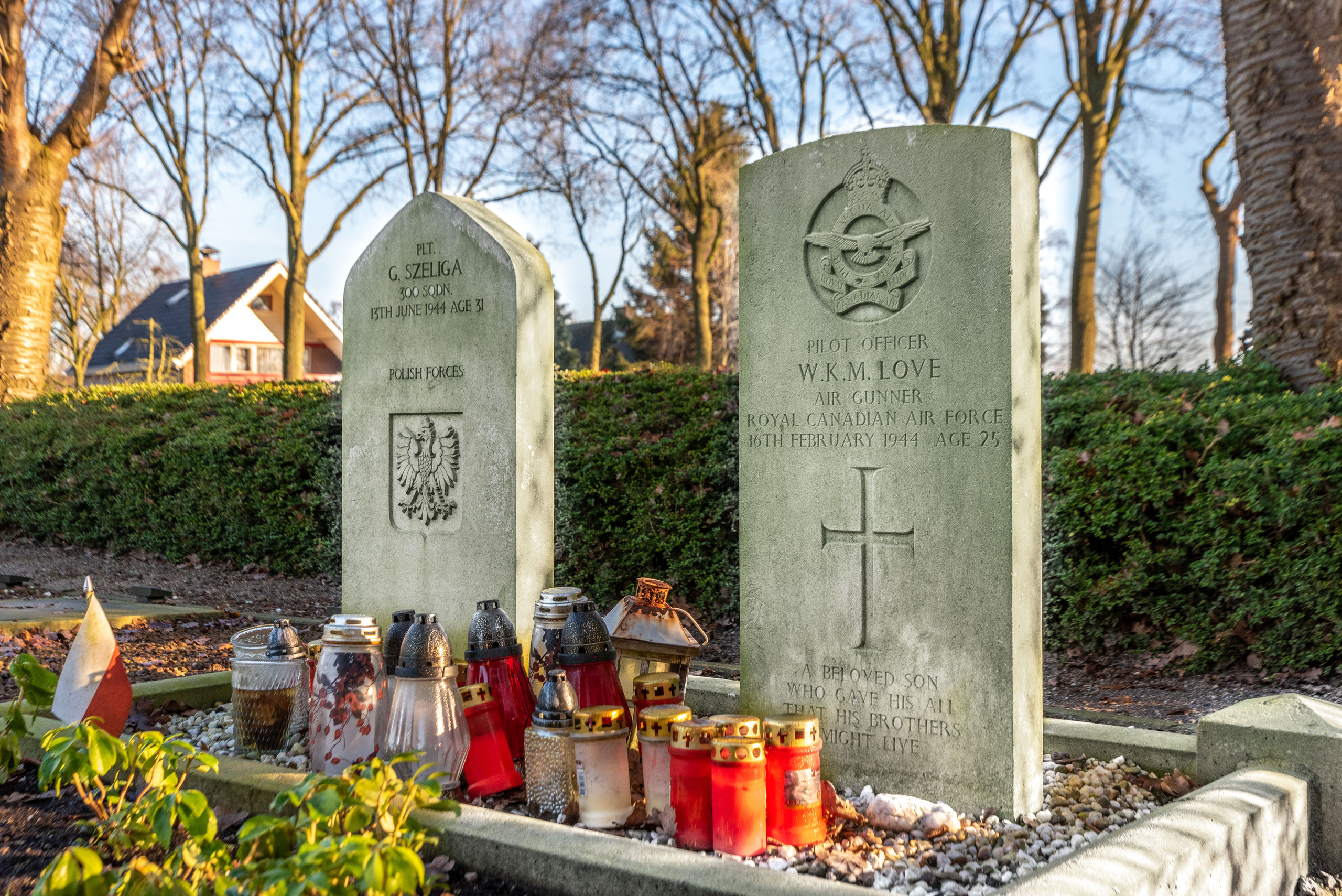 De graven van William Love en Gustaw Szeliga op de begraafplaats aan de Nunspeterweg (Foto Studio Lusin)