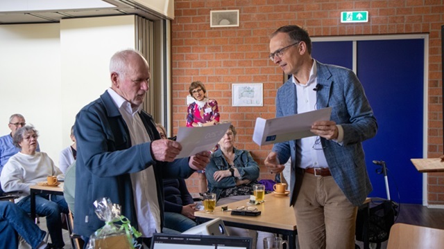 Wethouder Anjo Simonse overhandigd cheque aan Peter Vermeulen voor zijn inzet met betrekking tot Parkinson