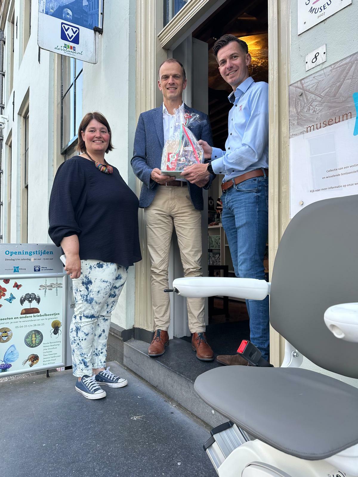 Opening traplift Museum Elburg en VVV door wethouder Simonse