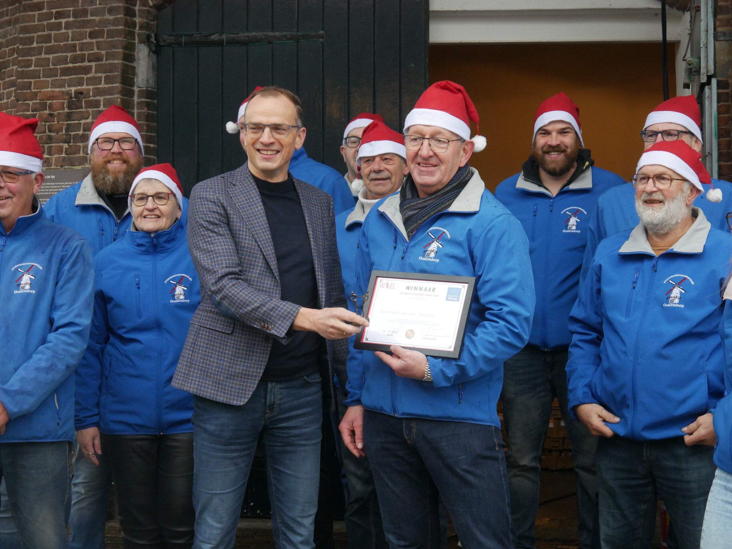 Wethouder Anjo Simonse overhandigd het vrijwilligerscompliment aan Peter van de Linde -1
