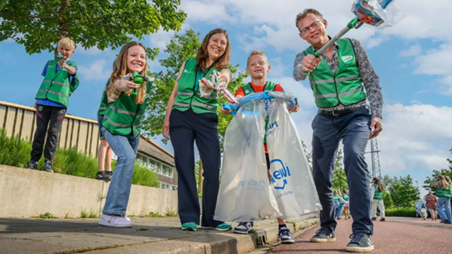 Kinderen en volwassenen helpen zwerfafval in te zamelen voor een schone gemeente