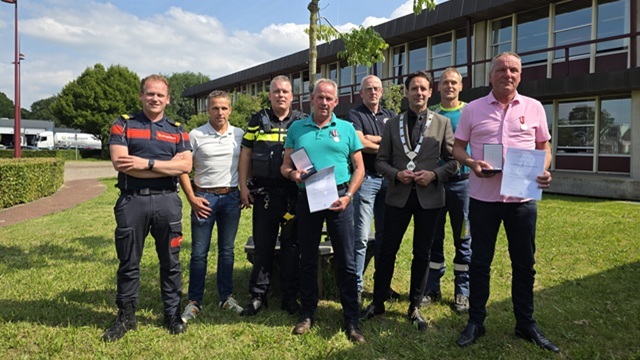 Carnegie-onderscheiding voor moedige reddingsactie bij havenkanaal in Elburg