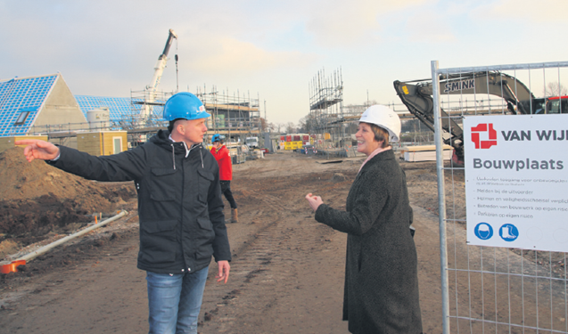 Wethouder Lyda Sneevliet op de bouwplaats van De Dijkjes, in 2019